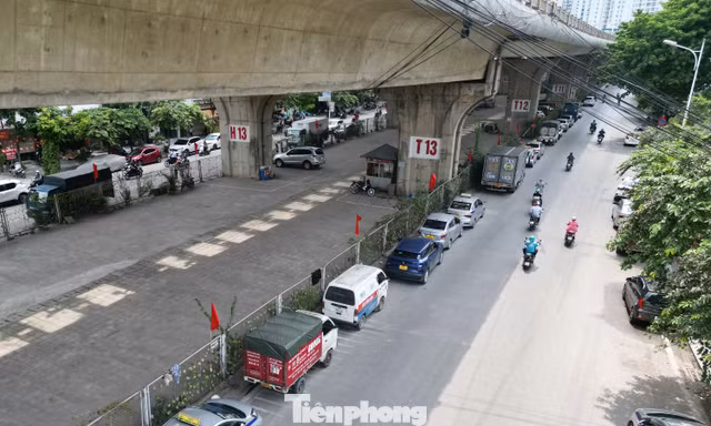 ‘Đóng’ bãi xe dưới gầm cầu, nhiều ô tô tràn ra đường vì 'khát' điểm đỗ