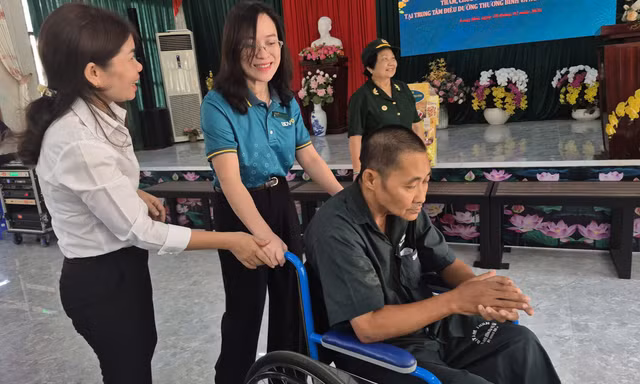 BIDV cùng Báo Tiền Phong tặng quà thương, bệnh binh tại TPHCM