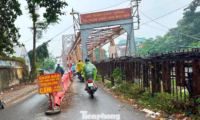 Dỡ hàng rào cấm xe trên cầu Long Biên vì ùn tắc kéo dài