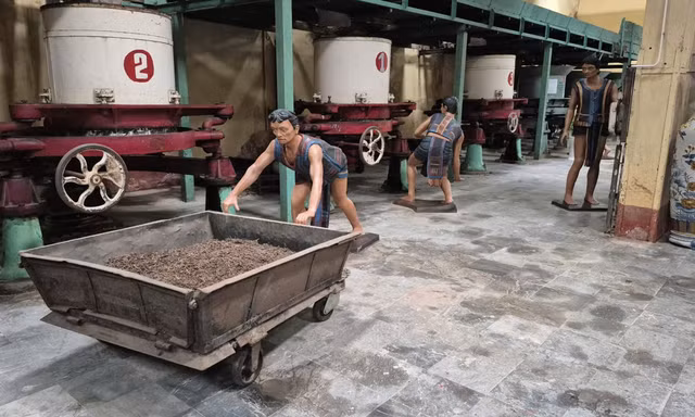 Tận thấy nhà máy chè cổ gần 100 tuổi trên cao nguyên Di Linh