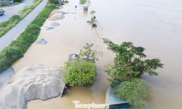 Lũ trên sông ở Trà Lý dâng cao nhấn chìm nhiều bến bãi