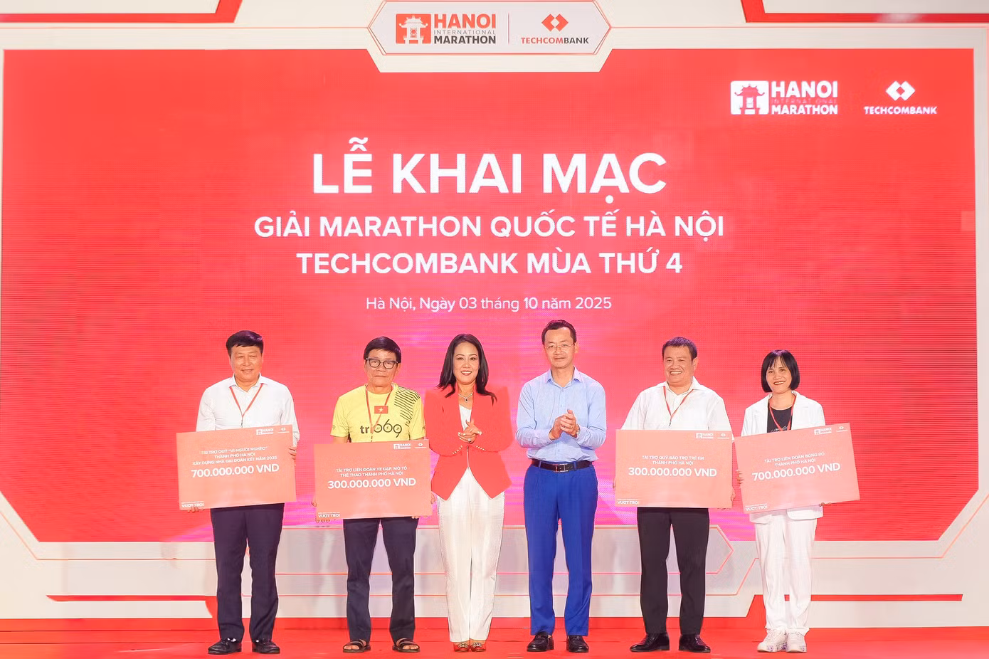 tai-le-khai-mac-techcombank-trao-tang-2-ty-dong-tai-tro-quy-vi-nguoi-ngheo-ha-noi-xay-dung-nha-dai-doan-ket-quy-bao-tro-tre-em-ha-noi-lien-doan-bong-ro-va-lien-doan.jpg
