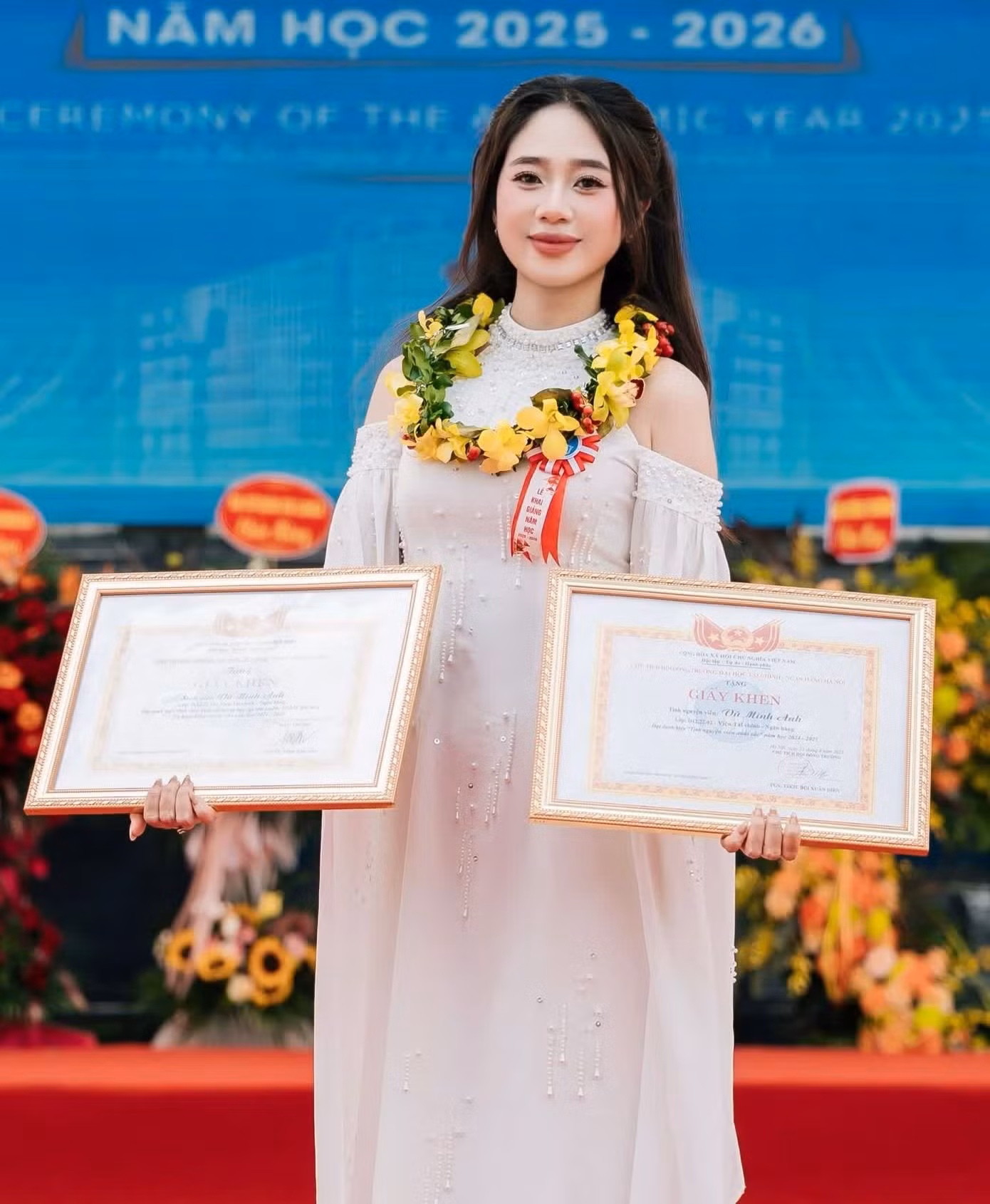 anh-4-minh-anh-nhan-giay-khen-sinh-vien-xuat-sac-trong-hoc-tap-3867.jpg