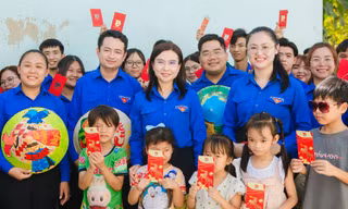 Bí thư Trung ương Đoàn Nguyễn Phạm Duy Trang thăm lực lượng trực Tết tại TP. HCM