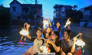 Đoàn viên chèo thuyền mang Trung thu ấm áp đến với em nhỏ vùng lũ