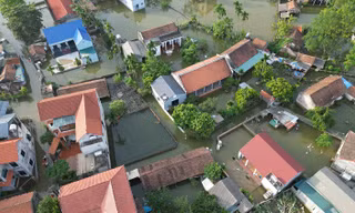 Những ngôi nhà trong biển nước ở ngoại thành Hà Nội