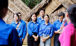 ‘Có những khoảnh khắc khiến trái tim người trẻ lặng đi…’