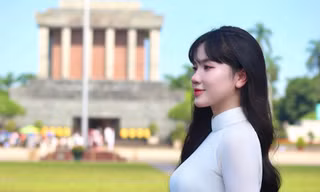 Cô gái Tuyên Quang về Hà Nội chụp ảnh áo dài, cầm cờ Tổ quốc trước Lăng Bác
