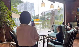 Nhiều bạn trẻ tò mò kéo đến quán cà phê sau vụ việc ‘tổng tài’