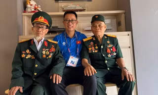 Người đàn ông thầm lặng bên những cựu chiến binh giữa Đại lễ A80