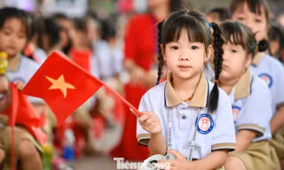 Khai giảng ở xã đảo duy nhất Hà Nội, học sinh không còn phải qua sông đến trường