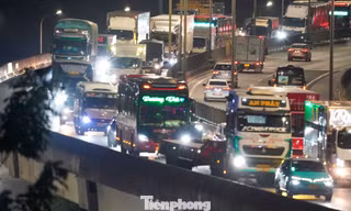 Mọi cửa ngõ đều tắc, nhiều người ám ảnh đi 4 tiếng không ra khỏi Hà Nội