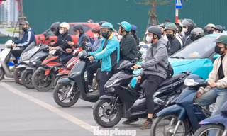 'So găng' xe xăng và xe điện trên đường phố Hà Nội 