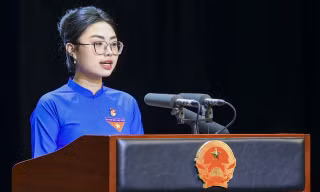 Nữ sinh Học viện Ngoại giao đại diện thanh niên phát biểu tại Lễ kỷ niệm 50 năm Quốc khánh Lào