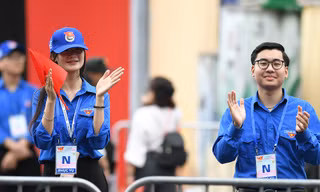 Tình nguyện viên hỗ trợ người dân chờ xem diễu hành, diễu binh
