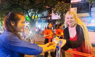 Tình nguyện viên xuyên đêm giữ sạch mọi ngả đường quanh Quảng trường Ba Đình trước lễ Tổng duyệt A80