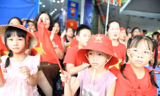 Người dân đến sớm, cùng hát ‘Như có Bác Hồ trong ngày vui đại thắng’ trước giờ sơ duyệt diễu binh
