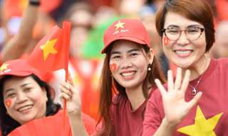 Dòng người áo cờ đỏ sao vàng tấp nập đổ về Quảng trường Ba Đình chờ sơ duyệt diễu binh