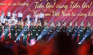 Hơn 50.000 người ở Mỹ Đình hòa chung nhịp 'Tiến quân ca'