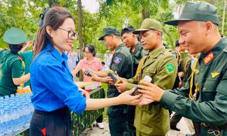 Áo xanh tình nguyện tiếp sức lực lượng diễu binh, diễu hành A80