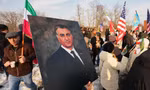 Bức ảnh của thái tử lưu vong Iran Reza Pahlavi trong cuộc biểu tình ở Romania ngày 14/1. (Ảnh: AP)