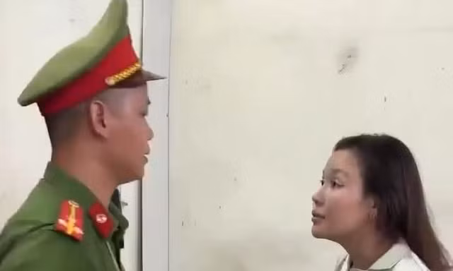 Chửi bới, hành hung công an, một phụ nữ bị khởi tố