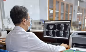 Mỗi ngày hít 240 đến 320 quả bóng cười, hai vợ chồng liệt, tổn thương tủy sống