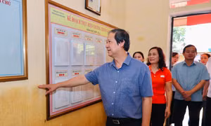 Bộ trưởng Bộ GD&ĐT Nguyễn Kim Sơn thăm, động viên học sinh vùng ngập lụt Thái Nguyên