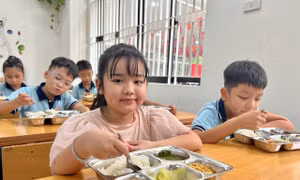 Dạy học 2 buổi/ngày: Phụ huynh ‘khổ vì đón con’, trường loay hoay tìm giải pháp
