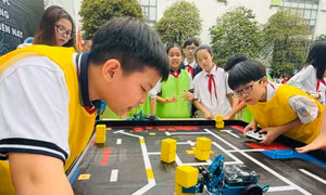 Học sinh thi đấu robot tại hội thi STEM - AI - ROBOTICS 
