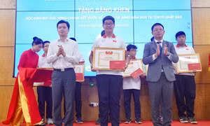 Mẹ của nam sinh Huy chương Vàng AIMO chia sẻ bí quyết dạy con giỏi Toán