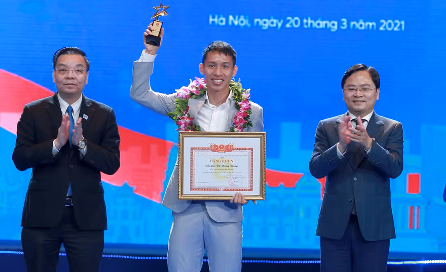 Anh Nguyễn Anh Tuấn, Ủy viên T.Ư Đảng, Bí thư thứ nhất T.Ư Đoàn, Chủ tịch T.Ư Hội LHTN Việt Nam (bên phải) và ông chu Ngọc Anh, Ủy viên T.Ư Đảng, Chủ tịch UBND TP Hà Nội (bên trái) trao tặng phần thưởng cho Gương mặt trẻ Thủ đô tiêu biểu 2020.