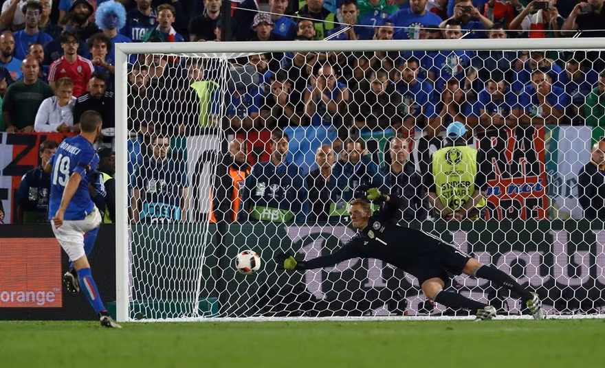 Neuer đẩy thành công quả đá của Leonardo Bonucci.