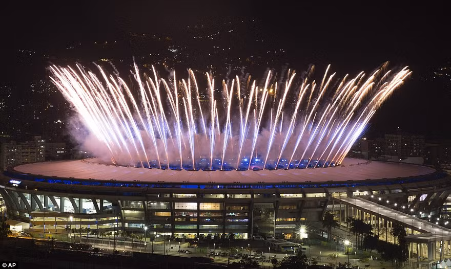 Pháo hoa rực sáng sân Maracana trong đêm khai mạc Olympic 2016.