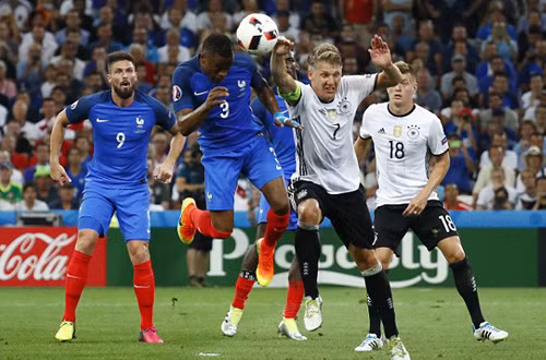 Tình huống Schweinsteiger để bóng chạm tay trong vòng cấm, khiến Đức phải nhận một quả phạt đền.