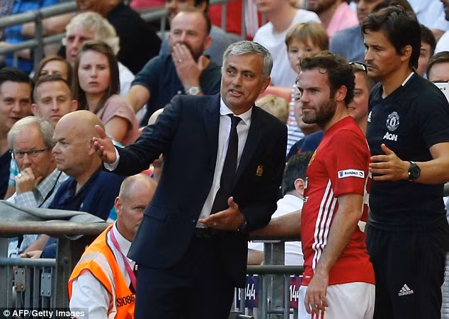 HLV Mourinho đảm bảo tương lai cho Mata.