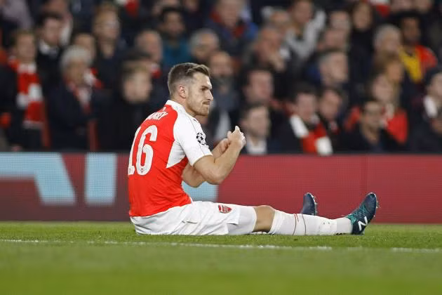 Aaron Ramsey dính chấn thương ở trận đấu với Liverpool.