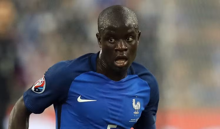 Kante vẫn rất cay cú HLV Wenger.