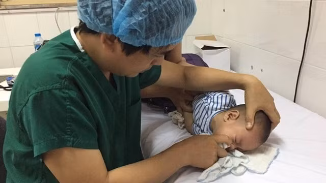 TS Nguyễn Tuyết Xương, Trưởng Khoa Tai - Mũi - Họng, BV Nhi TƯ đang hướng dẫn cách chăm sóc trẻ bị viêm mũi họng