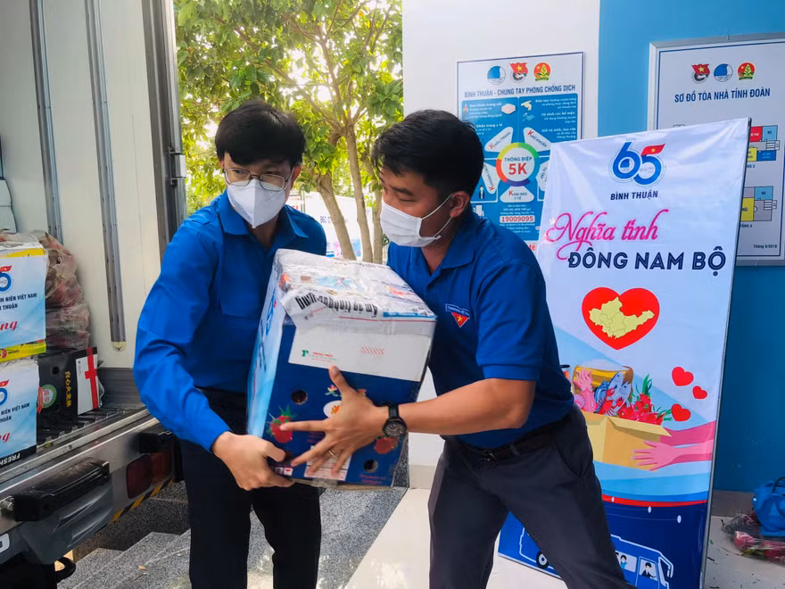 Bạn trẻ Bình Thuận bốc xếp các nhu yếu phẩm tiếp sức người dân Bình Dương