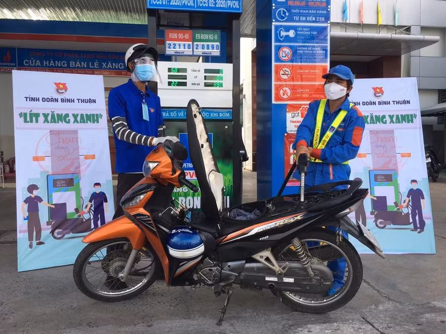 Các tình nguyện viên được hỗ trợ xăng xe đi lại thực hiện nhiệm vụ phòng chống dịch bệnh.