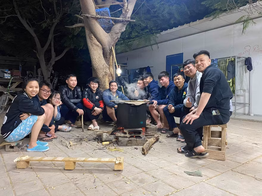 Các sinh viên và người lao động tại sa mạc Idan quây quần bên nồi bánh chưng.
