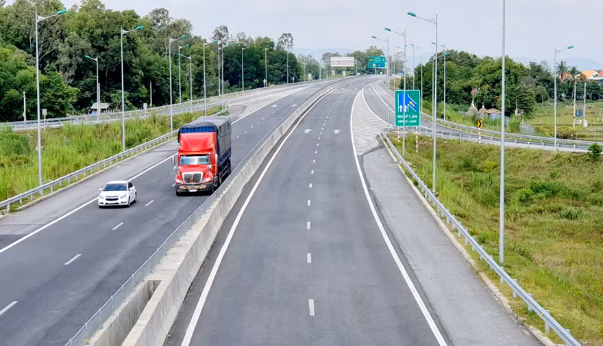 Chuẩn bị thủ tục để trình Quốc hội xin chủ trương đầu tư thêm 3 đoạn cao tốc Bắc - Nam phía Đông còn lại.