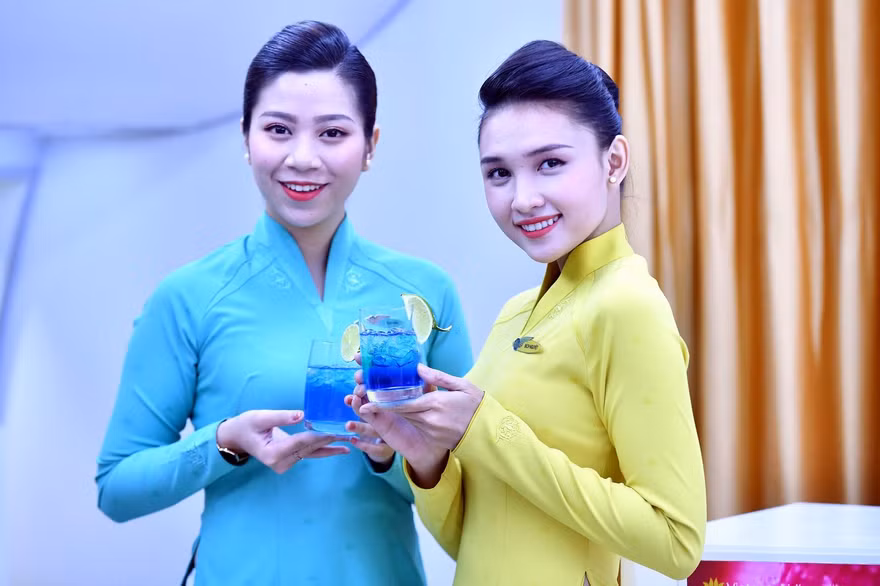 Các tiếp viên Vietnam Airlines hào hứng tự tay pha chế các loại cocktail mới.
