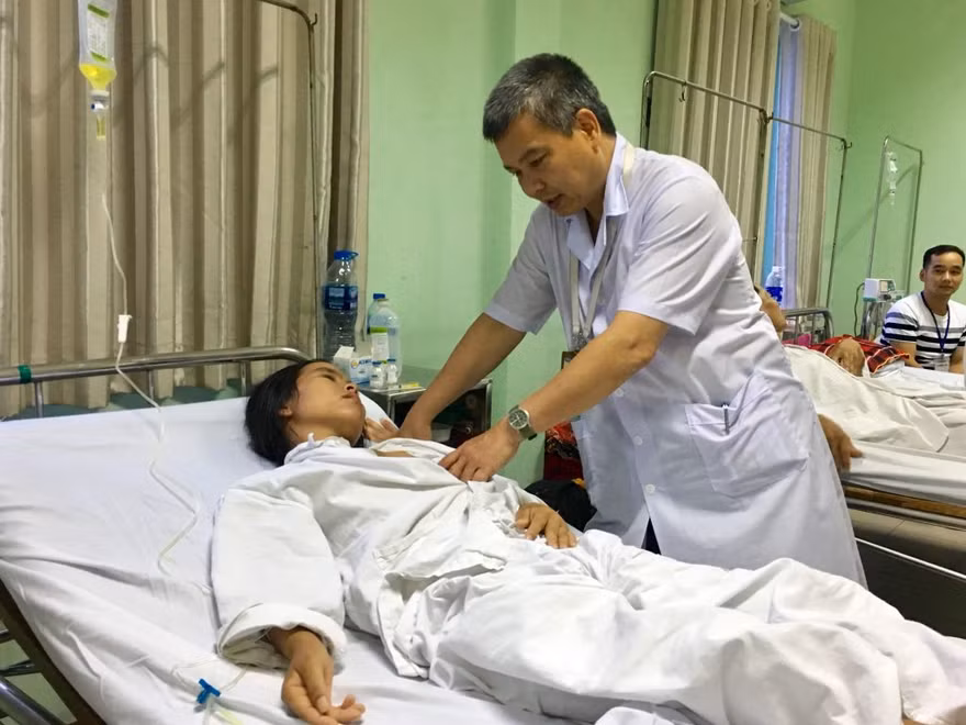 PGS.TS Nguyễn Hữu Ước – Trưởng khoa Phẫu thuật Tim mạch và lồng ngực trực tiếp thăm khám cho bệnh nhân Giàng Thị Thành sau phẫu thuật.