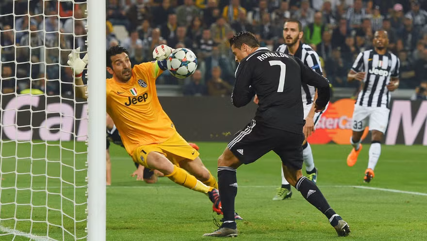 Buffon mất ngủ vì Ronaldo.