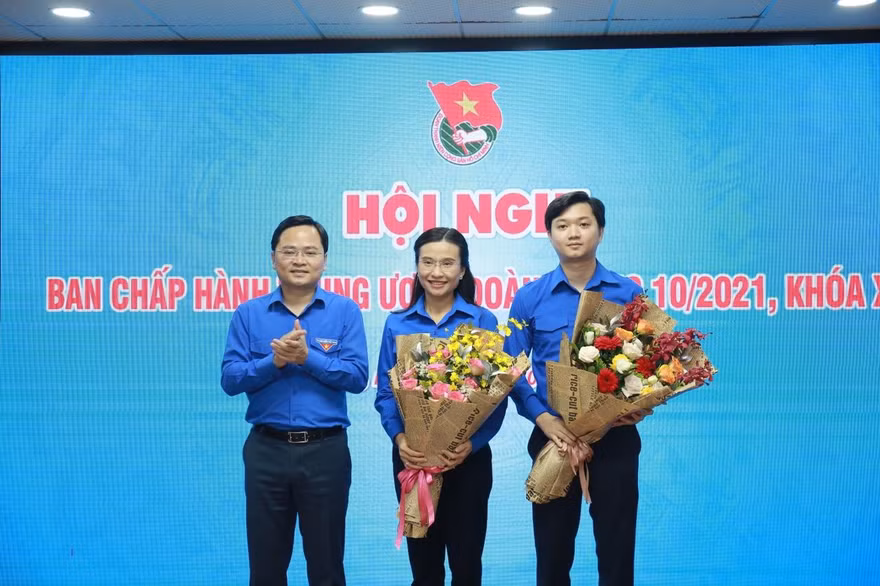 Bí thư thứ nhất T.Ư Đoàn Nguyễn Anh Tuấn tặng hoa chúc mừng 2 tân Bí thư T.Ư Đoàn. Ảnh: Bảo Anh