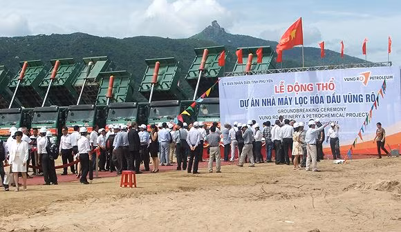 Sau lễ động thổ hoành tráng, Dự án nhà máy lọc hóa dầu Vũng Rô vẫn chỉ nằm trên giấy, và nay bị khai tử. Ảnh: IE.