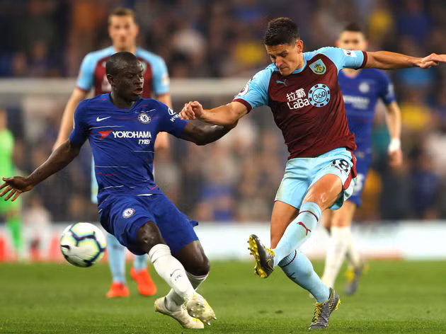 N'Golo Kante dính chấn thương trong trận đấu với Burnley.