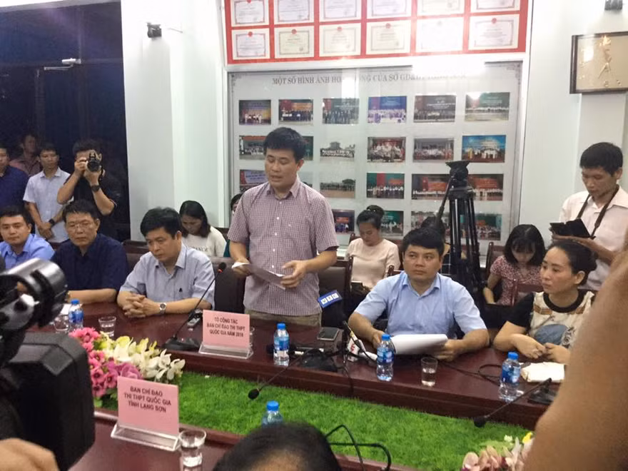 Ông Sái Công Hồng (giữa) đọc bản kết luận thẩm tra, rà soát *ảnh: Duy Chiến 